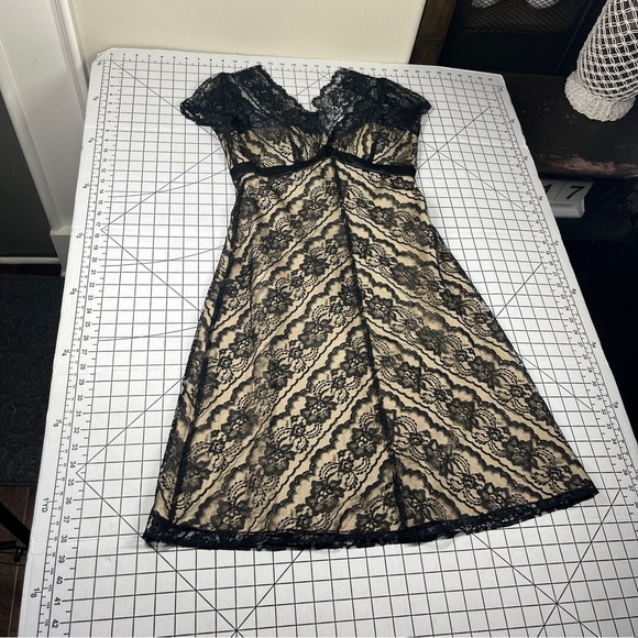 White House Black Market Black Lace Overlay V Neck Cocktail Evening Dress 4 NWT - Picture 10 of 12